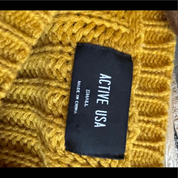 Active USA This stylish oversized sweater has the distressed/freyed look. - Picture 2 of 5